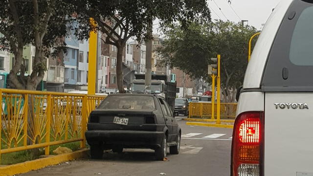 #YoDenuncio: vehículo es abandonado en plena avenida 