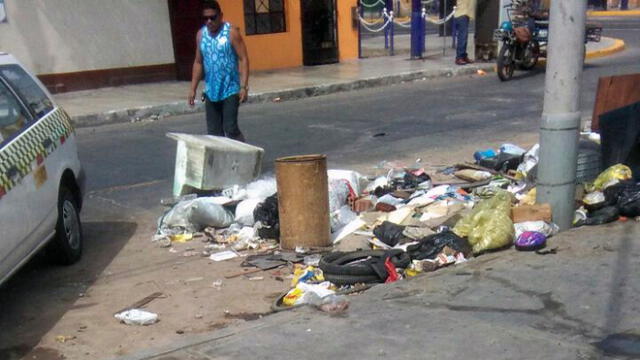 Chorrillos: frontis de mercado invadido por bolsas de basura [VIDEO]