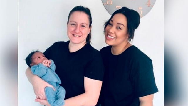 Pareja de lesbianas concibe al primer bebé en el mundo incubado en dos úteros. Foto: The Telegraph