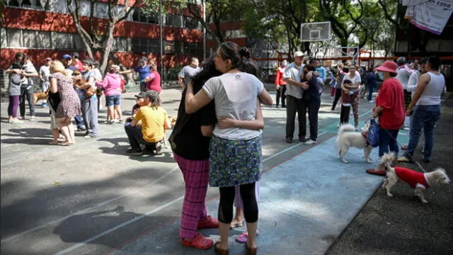 La intensidad del terremoto en México hizo que todos evacuaran los recintos, incluidos hospitales. Foto: AFP