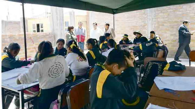 Arequipa: Niños del colegio Señor de Huanca estudian en local cuyo techo es de toldo