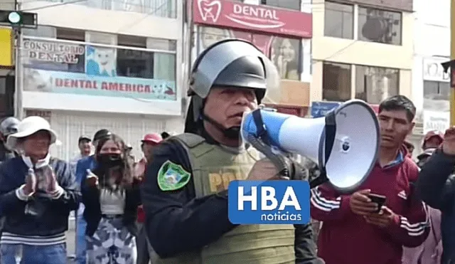 Policía se dirige a los manifestantes de El Pedregal. Foto: Captura de video/HBA Noticias