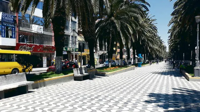 vacíos . Avenida Bolognesi y hoteles en Tacna.