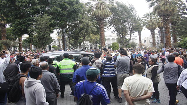 Chilenos y mistianos se enfrentaron en Plaza de Armas de Arequipa [VIDEO]