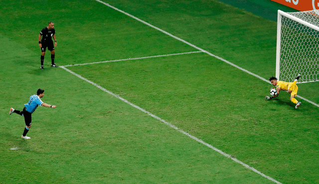 Pedro Gallese habla con Luis Suárez tras la tanda de penales en la Copa América.