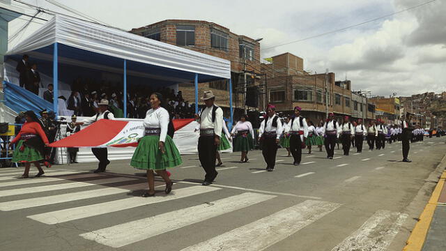Con desfile cívico militar Puno celebra 350 años