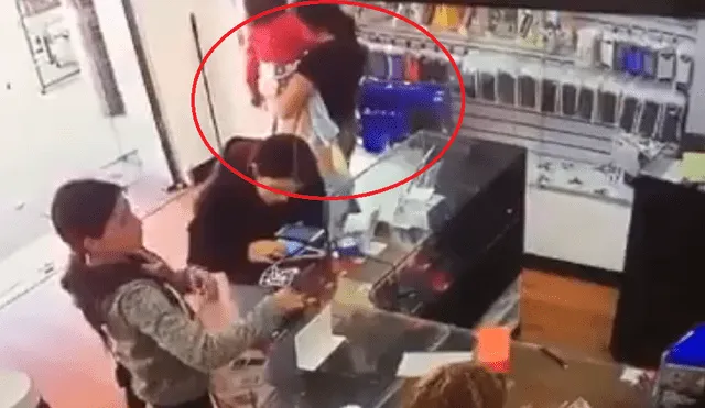 Facebook: graban preciso momento en que mujer roba una PS4, sin que nadie se de cuenta [VIDEO] 