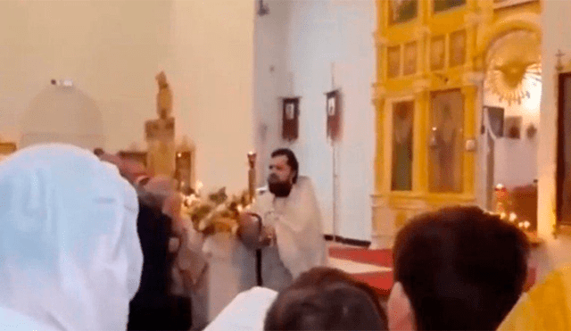 Sacerdote lanza agua bendita a sus feligreses con una manguera durante misa [VIDEO]