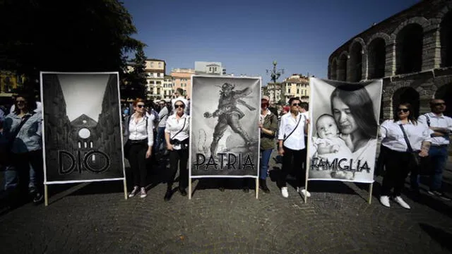 Choque entre ultraconservadores y feministas durante marcha 'a favor de la familia' en Italia [FOTOS] 