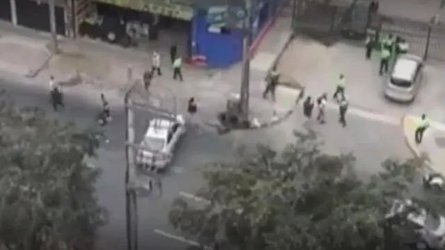 Alianza vs, Melgar: hinchas tuvieron un enfrentamiento con efectivos de la Policía Nacional en la avenida Canadá. Foto: captura video TV Perú