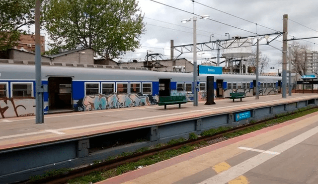 Hombre muere aplastado por tren tras ser empujado por policía