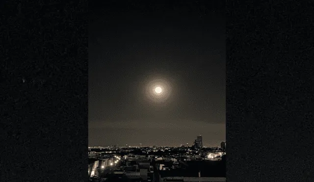 Superluna rosada fotografiada en un edifico de la Ciudad de México. Foto: Diego Ornelas