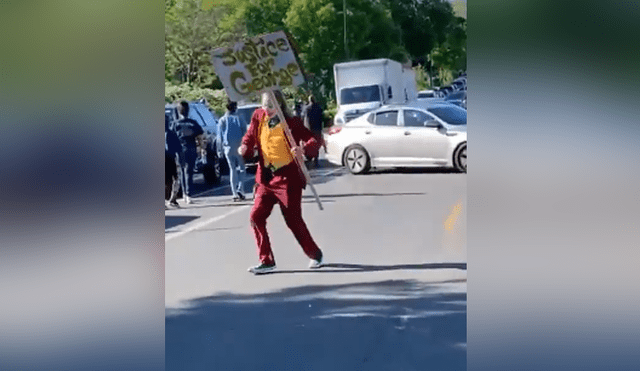 A través de Facebook se hizo viral el momento en que un hombre se disfraza del Joker en medio de las protestas en Estados Unidos.