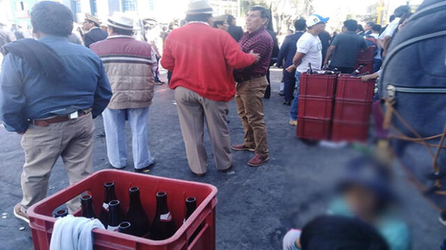 Toman cerveza en vía pública tras desfile de la “I” en Arequipa