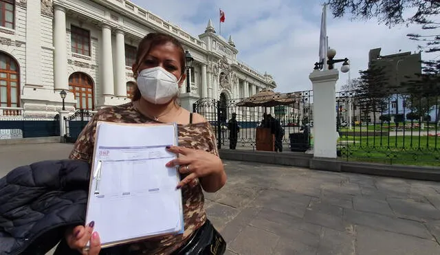 Mujer reclama por pensión de su madre a las afueras del Congreso | Crédito: Jessica Merino/ URPI-GLR