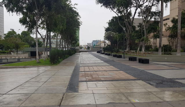 Calles del Cercado de Lima lucieron vacías; sin embargo, aún persiste el tema de la basura. Foto: Gianella Aguirre /URPI-GLR