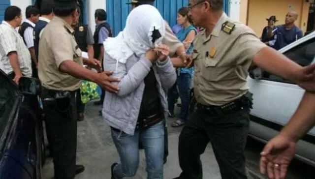 Cae mujer tras asaltar a mano armada a dos suboficiales PNP
