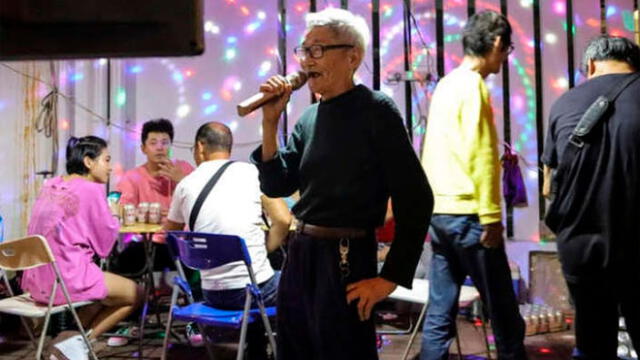 Hombre sufre colapso pulmonar al intentar alcanzar notas agudas en el karaoke