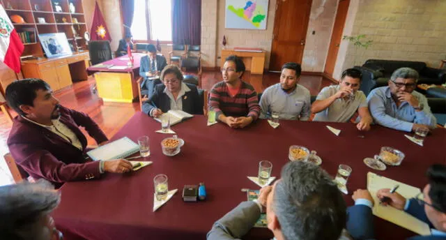Gobernador de Arequipa se reunió con estudiantes de la Universidad Alas Peruanas.