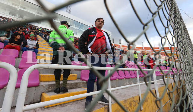 El DT de Melgar, Carlos Bustos tuvo que presenciar el partido desde las graderías por haber sido expulsado.