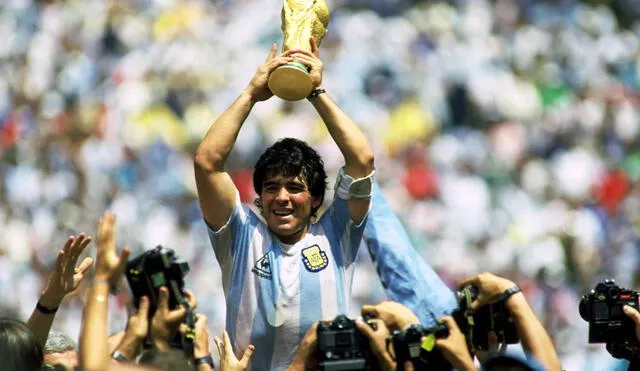 Football - 1986 World Cup - Final - Argentina v West Germany - Azteca Stadium - 29/6/86 Argentina's Diego Maradona lifts the World Cup trophy Mandatory Credit: Action Images / Sporting Pictures / Tony Marshall CONTRACT CLIENTS PLEASE NOTE: ADDITIONAL FEES MAY APPLY - PLEASE CONTACT YOUR ACCOUNT MANAGER