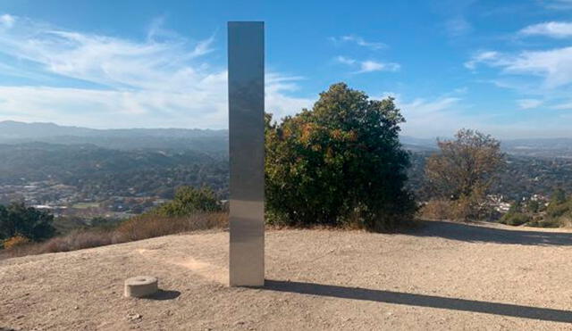 El monolito de metal se halla en la cima de la montaña Pine, en la localidad de Atascadero. Foto: Atascadero News