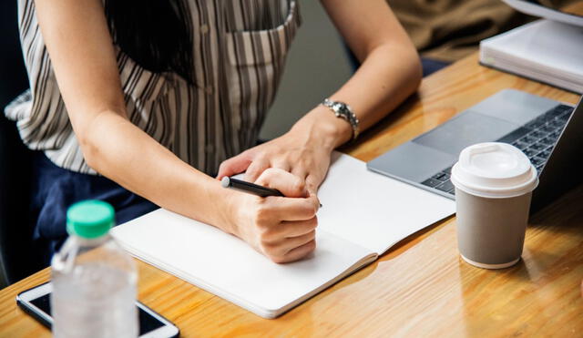 Es importante tener dónde realizar apuntes durante la entrevista de trabajo. (Foto: Coaching MG) Es importante tener dónde realizar apuntes durante la entrevista de trabajo. (Foto: Coaching MG)