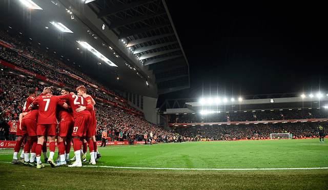 Liverpool y Arsenal empataron 5-5 en los 90 minutos, pero los Reds ganaron en penales y clasificaron a los cuartos de final de la Copa de la Liga Inglesa. | Foto: AFP