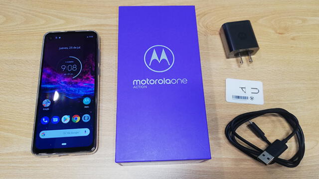 Motorola One Action viene con un cargador y cable tipo C, una mica de plástico y el manual de uso. Foto: Daniel Robles.