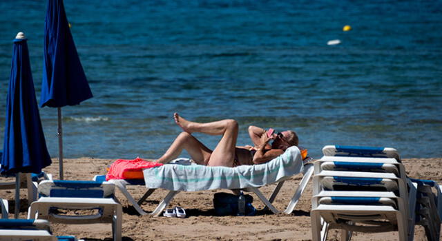 Los bañistas acudieron a las playas con algunas restricciones. Foto: AFP