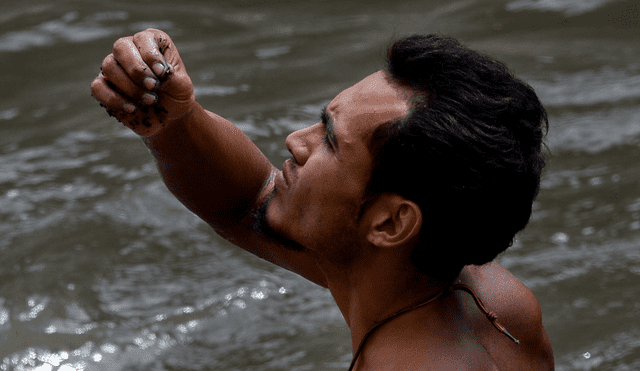 "Mineros" del río Guaire: vivir de las cloacas en Venezuela [FOTOS]