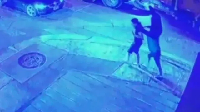 Conductor de auto negro intentó huir de los ladrones, pero se detuvo cuando vio a su hijo con el arma de fuego apuntando a su cabeza. (Foto: Captura de video / Latina Noticias)