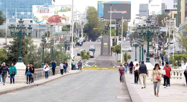 una burla. Puente Grau de Arequipa, los transeúntes caminan con normalidad sin ninguna restricción. La Policía y el Ejército bien gracias. Para muchos es la cuarentena de la risa.