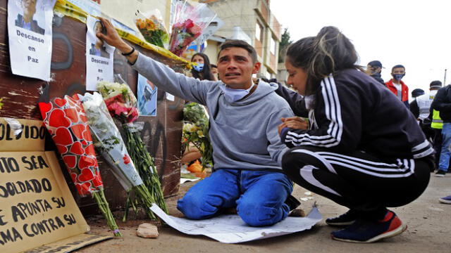 David Hernández llora durante una protesta contra la brutalidad policial en Bogotá, el 10 de septiembre de 2020, luego de que su hermano Cristian Hernández fuera asesinado en una protesta por la muerte de un hombre bajo custodia policial. Foto: AFP.