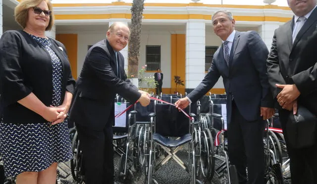  Donan sillas de ruedas y camillas para pacientes de 4  hospitales públicos de Lima