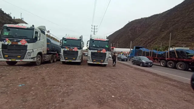 Transportistas de carga pesada solo dejan libre el ingreso a la ciudad de Cusco.