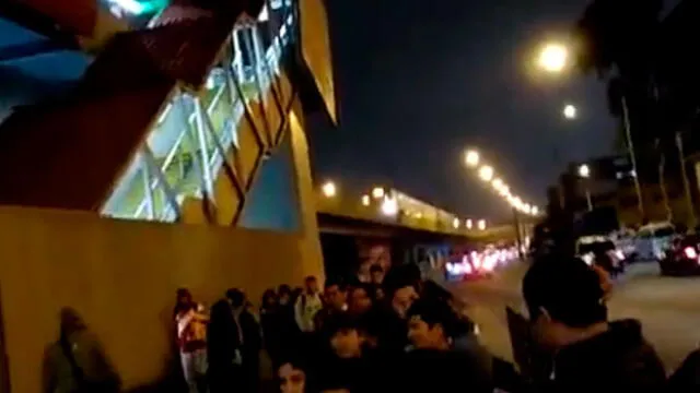 Metro de Lima: Pasajeros caminan por rieles del tren por falla técnica de uno de los transportes [VIDEO y FOTOS]