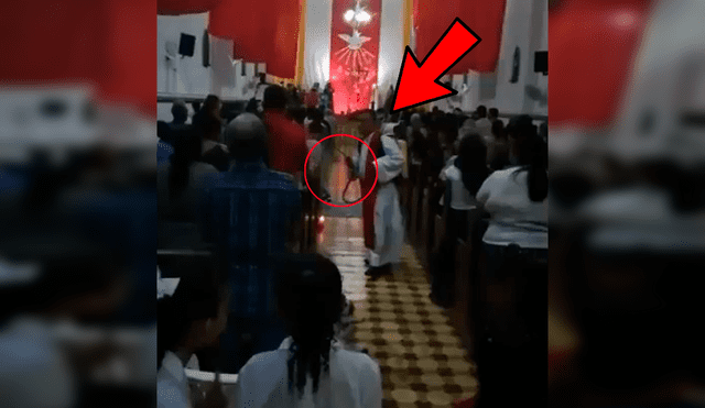 Facebook viral: sacerdote causa furor con insólita técnica para echar agua bendita