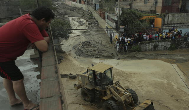 Trabajadores afectados por huaicos tendrán dos horas de tolerancia 