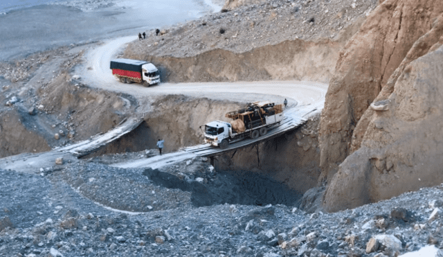 Paso de vehículos de carga pesada ponen en riesgo estructura de puente. Foto Difusión