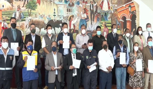 Alcaldes dieron a conocer pronunciamiento en acto público. Captura video Municipalidad de Arequipa.