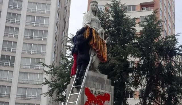 La estatua de Isabel la Católica, caracterizada con una pollera colorida. Foto: APG