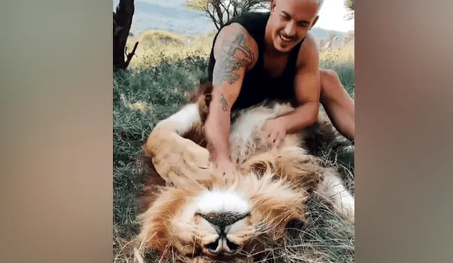 Desliza hacia la izquierda para ver la tierna escena de Facebook protagonizada por un cuidador de leones.