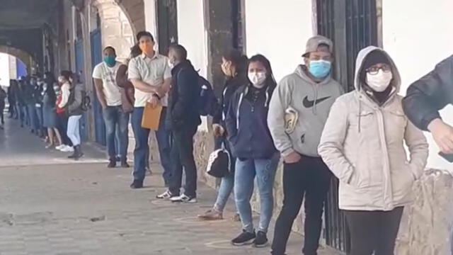Venezolanos acudieron a recibir el apoyo económico entregado en Cusco.