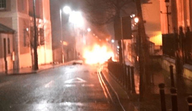 Explota presunto coche bomba a las afueras del tribunal de Irlanda