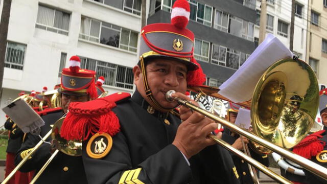 Familias enteras disfrutaron del variado y colorido cronograma del Desfile Militar. (Foto: La República)