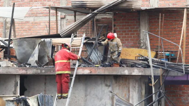 Más de 15 unidades de Bomberos llegaron a la zona para iniciar con las labores de extinción del incendio en Villa El Salvador. Foto: Flavio Matos/La República