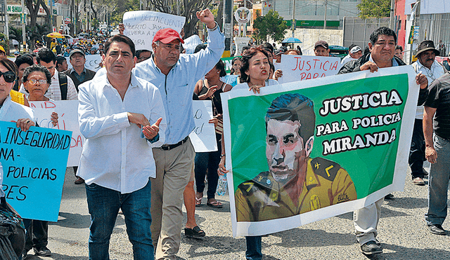 PROTESTAN. Cómico Carlos Álvarez apoyó marcha a favor de Suboficial Elvis Miranda Rojas.