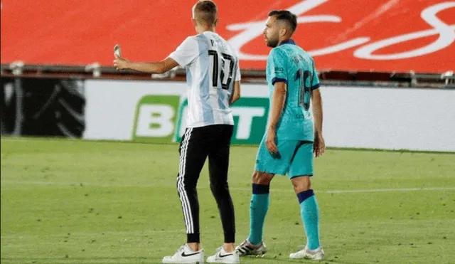 El hombre logró retratarse junto a Jordi Alba poco después de ingresar al campo de juego. Foto: AP.