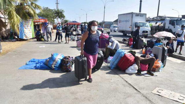 Las personas tienen todas sus pertenencias en las calles. Créditos: Jenny Valdivia.